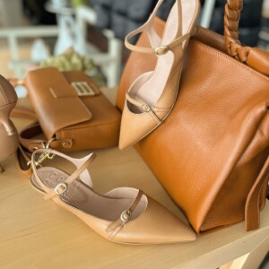 Borse in Pelle Artigianali a Schio - foto di una borsa su un tavolo con delle scarpe