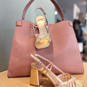 Borse Uniche Artigianali a Schio - foto di una borsa rosa su un tavolo con scarpe